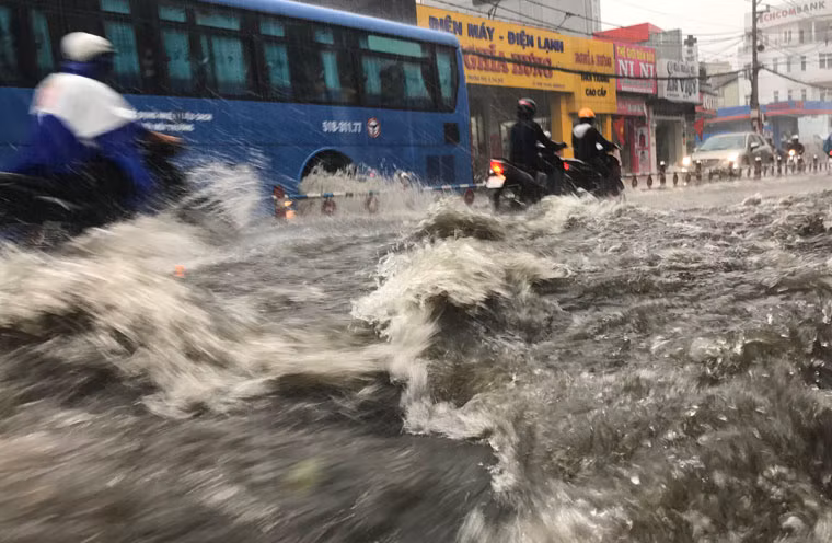 Đài khí tượng Thuỷ văn Khu vực Nam Bộ cho biết, dự báo những ngày tới, TP HCM sẽ tiếp tục có mưa trên diện rộng; trong cơn mưa đề phòng sấm sét và gió lốc. Lượng mưa rất lớn có nguy cơ gây ngập nặng nhiều tuyến đường, gây ảnh hưởng đến việc đi lại của người dân nhất là vào những giờ cao điểm chiều.