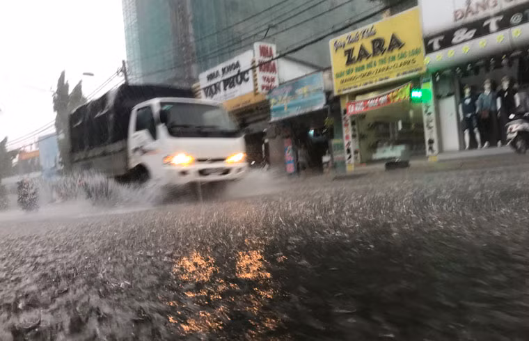 Nhiều tuyến đường Sài Gòn ngập nặng, chìm trong biển nước. 
