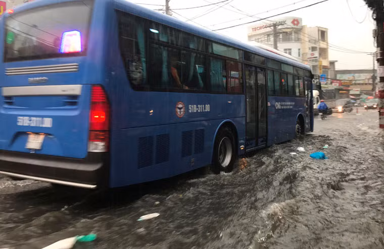 Trên địa bàn quận Gò Vấp, nước ngập kéo dài hơn 1km đường Phan Huy Ích khiến phương tiện qua lại gặp nhiều khó khăn.