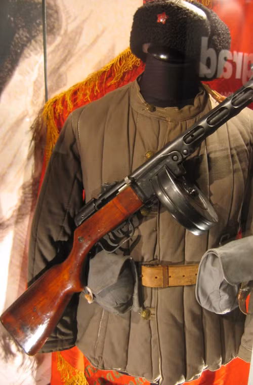 Súng tiểu liên PPSh-41 được đánh giá là có thiết kế rất đơn giản, dễ chế tạo, dễ sử dụng, nhưng kết cấu vững chắc. Súng dùng cỡ đạn 7,62x25mm Tokarev được đánh giá là có tầm bắn chính xác tốt hơn cả đạn 9x19mm trên khẩu MP-40 của Đức phát xít, vượt trội hoàn toàn khẩu Thomson huyền thoại Mỹ.