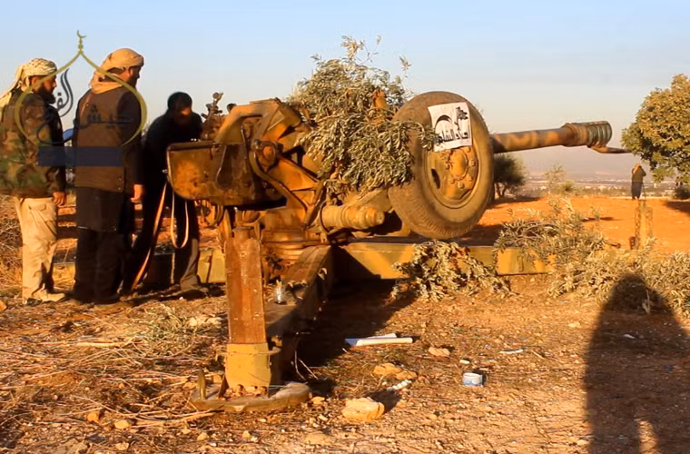 Mặc dù dành được nhiều chiến thắng quan trọng ở Homs, Aleppo, Idlib, tuy nhiên Quân đội Syria vẫn vấp phải nhiều đợt phản công dữ dội từ phiến quân IS và buộc phải rút lui. Trong chiến tranh, rút lui là điều bình thường, tuy nhiên đáng nói là lực lượng quân sự ủng hộ Tổng thống Assad thường xuyên vứt lại vũ khí thay vì kéo theo hay phá hủy chúng. Ảnh: Phiến quân IS chiếm được một khẩu pháo D30 122mm mà quân chính phủ vứt lại.