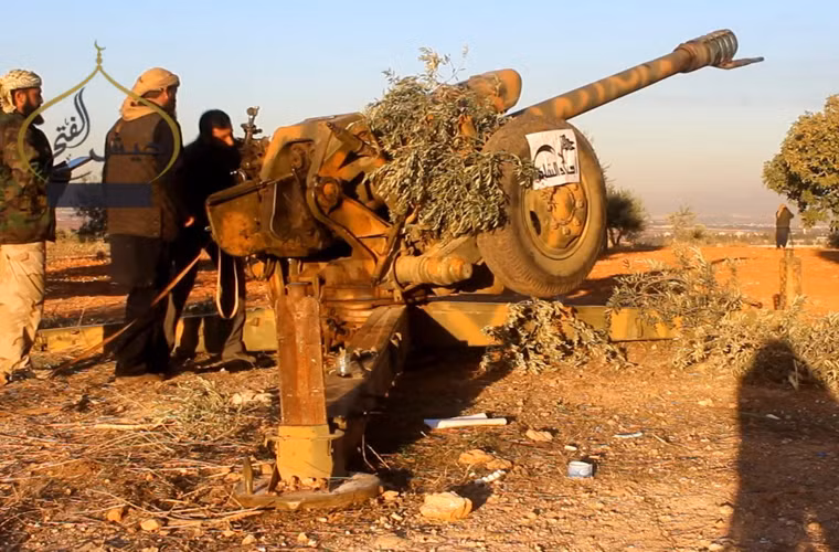 Chính điều này đã khiến Quân đội Syria không ít lần phải “ăn” chính những viên đạn pháo của mình. Ảnh: Chiến binh IS đang triển khai khẩu pháo D30 122mm trên đồi Eis, tỉnh Idlib. Ảnh: Chiến binh IS đang nâng nòng pháo D30.