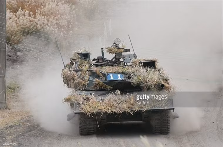 Tương lai, các xe tăng Type 10 tối tân sẽ thay thế dần Type 74 trở thành “xương sống” lực lượng tăng – thiết giáp Nhật Bản. Ảnh: Xe tăng Type 10 hành tiến trên đường đất khiến bụi tung mù mịt.