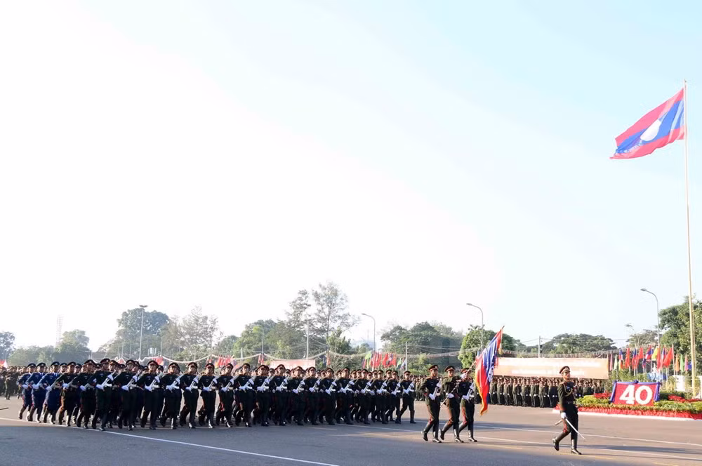 Khối Lực lượng vũ trang Lào đang tiến qua lễ đài.