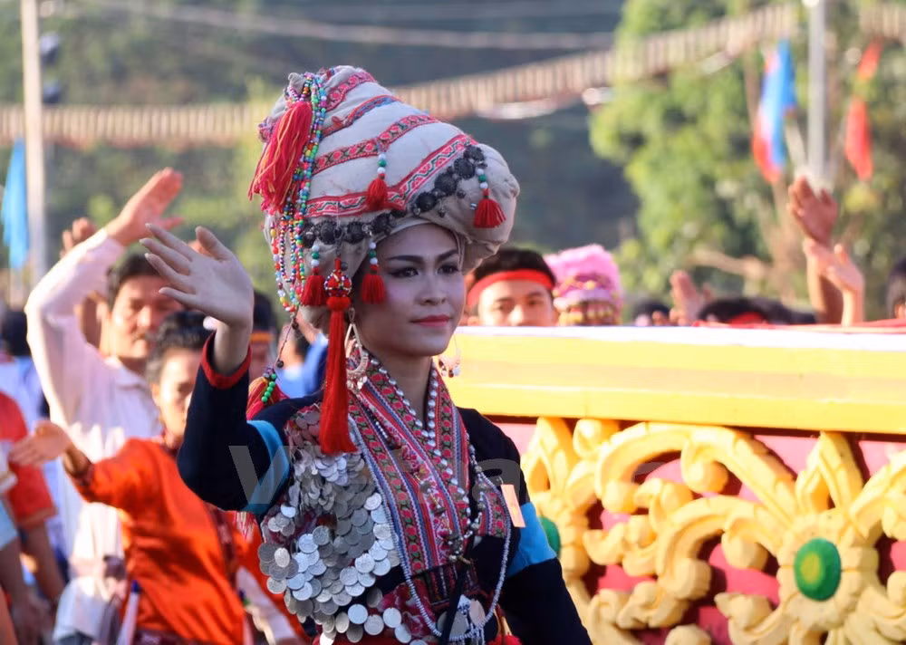 Một thiếu nữ dân tộc Lào trong khối Văn hóa, Thông tin, du lịch.