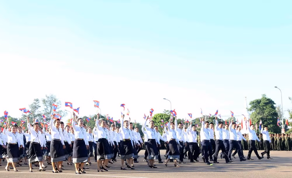 Khối cán bộ công chức Lào đang tiến qua lễ đài.