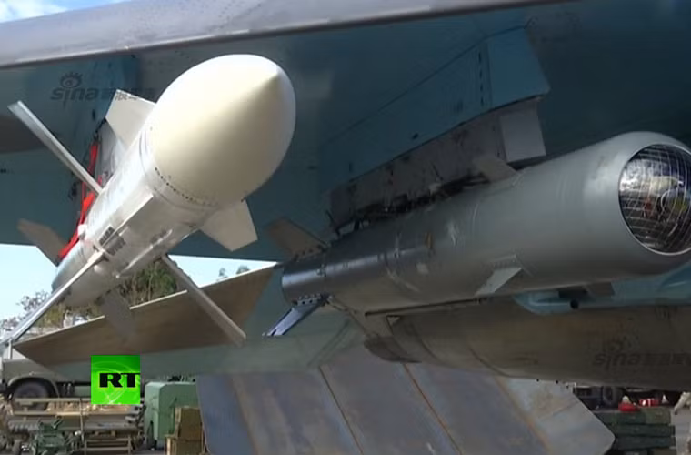 Dẫu sao, Su-34 mang vũ khí không đối không tham chiến tuy không phải là phương án tối ưu như việc điều máy bay tiêm kích Su-30SM hay Su-27SM theo hộ tống, nhưng đây cũng là tín hiệu cảnh báo máy bay đối phương về khả năng bị đánh trả. “Một mục tiêu” được vũ trang bao giờ cũng “khó nhằn” đối với lực lượng máy bay thù địch.