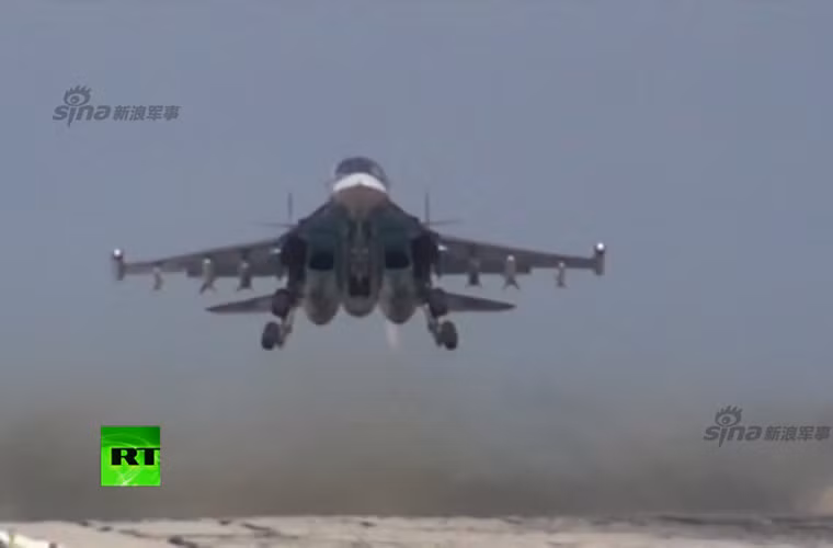 Tuy được trang bị tên lửa không đối không thuộc hàng “khủng”, nhưng cơ bản thì Su-34 vẫn là máy bay ném bom, nhiệm vụ đối không chỉ là thứ yếu. Việc mang nhiều vũ khí làm tăng tải trọng, giảm sự cơ động – yếu tố sống còn trong không chiến với tiêm kích như F-16.