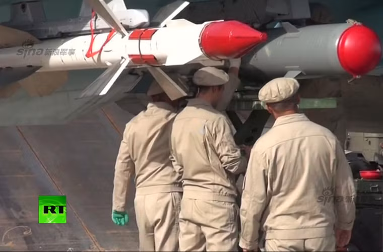 Su-34 là dòng máy bay ném bom thế hệ mới nhất của Nga, phát triển trên cơ sở mẫu Su-27. Nó được thiết kế để mang đến 8 tấn vũ khí thực hiện các nhiệm vụ không kích mục tiêu mặt đất, mặt biển bằng vũ khí chính xác cao.