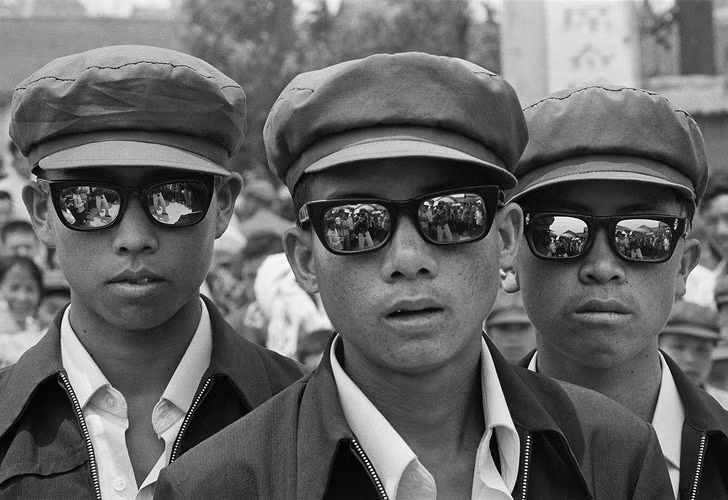 Các thanh niên Trung Quốc trong trang phục phương Tây năm 1980.