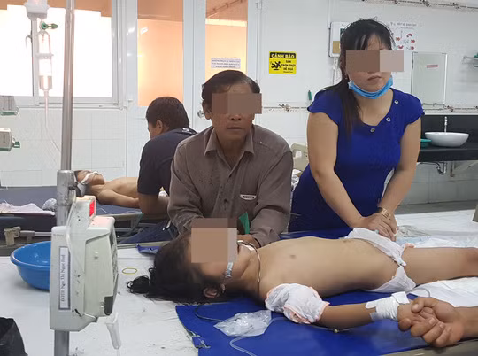 Một trong ba bé bị cha đầu độc.