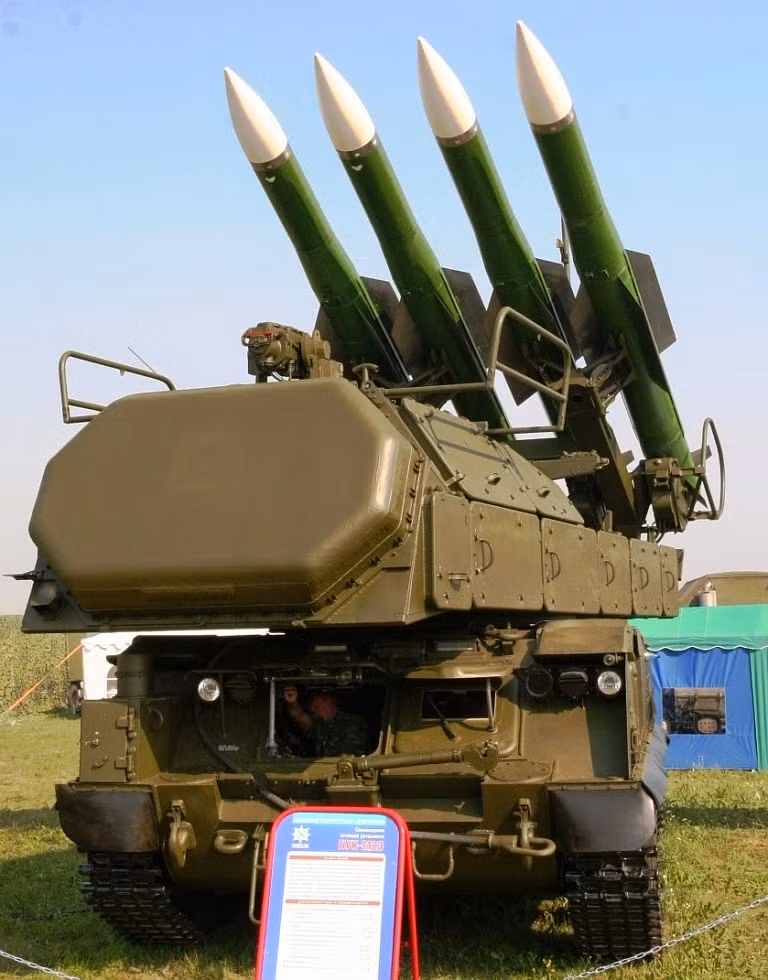 Một khẩu đội tên lửa Buk gồm bốn người: một sĩ quan, một hạ sĩ quan và hai binh sĩ nhưng họ phải có khả năng thay thế cho nhau. Trong chiến đấu, bất cứ điều gì có thể xảy ra, và trong tình huống cực đoan thậm chí chỉ còn một người lính cũng có thể tiến hành phóng tên lửa hiệu quả.