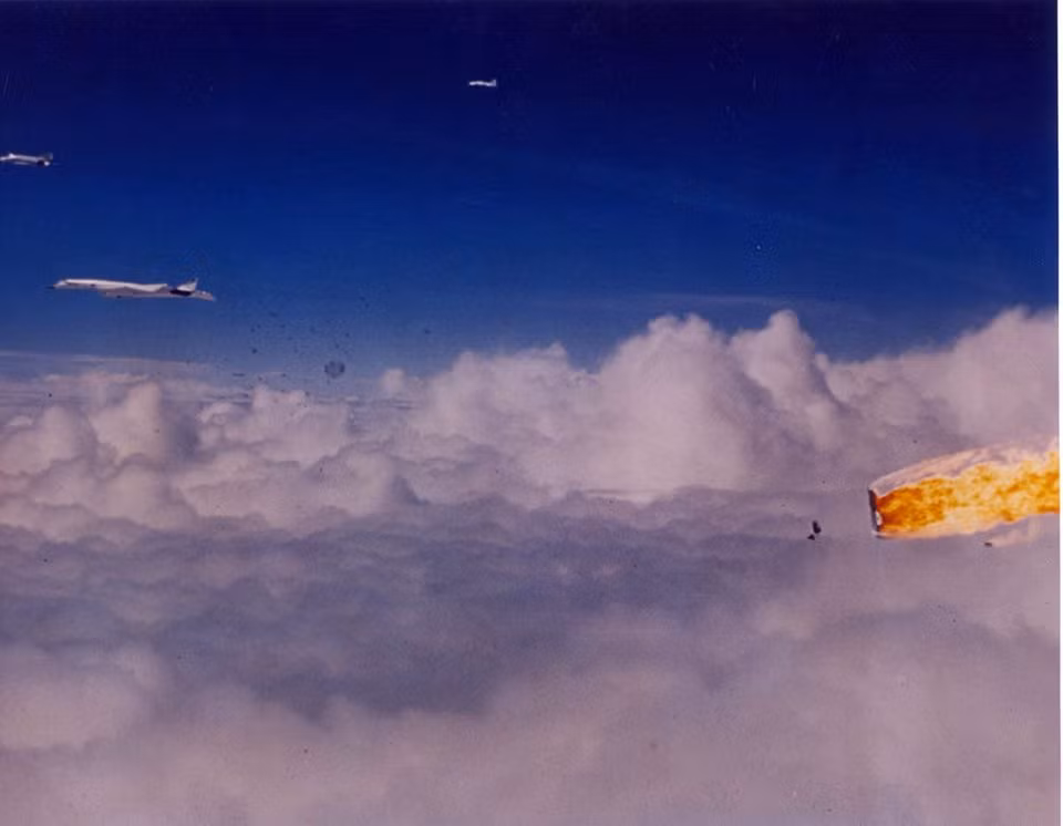 Về phần chiếc oanh tạc cơ XB-70, nó vẫn tiếp tục bay nhưng dần mất kiểm soát và hạ thấp độ cao.