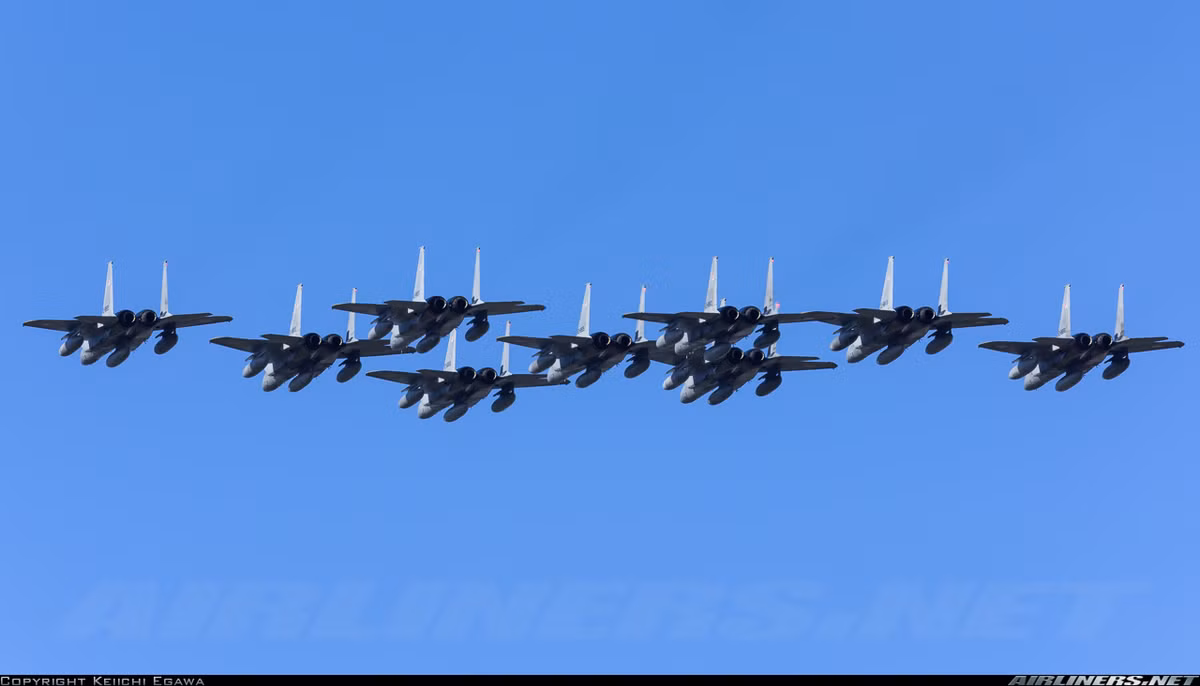 Hiện nay, trong kho máy bay chiến đấu của lực lượng phòng vệ trên không Nhật Bản (JASDF) biên chế 424 tiêm kích làm nhiệm vụ bảo vệ vùng trời, vùng biển lãnh thổ nước này. Trong đó, tiêm kích F-15 chiếm số lượng đông đảo nhất, hơn 200 chiếc.