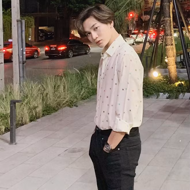 Ali Hoàng Dương sở hữu nhiều mẫu áo sơ mi họa tiết. Anh thường phối áo cùng quần tây hoặc quần jeans đen. Giọng ca trẻ cũng lăng xê kiểu tóc uốn mái bồng bềnh, rẽ ngôi giữa lãng tử. Ảnh: @alihoangduong.