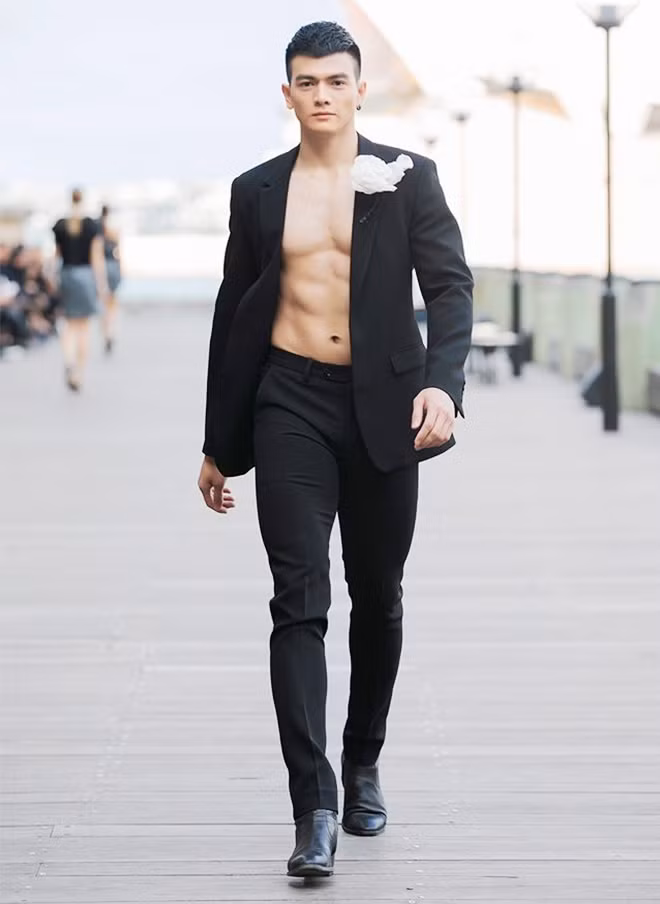 Lê Xuân Tiền là "chàng thơ" của nhà thiết kế Đỗ Mạnh Cường. Anh có xuất phát điểm là vận động viên taekwondo. Nhờ sở hữu chiều cao 1,85 m, hình thể 6 múi săn chắc cùng gương mặt góc cạnh, anh rẽ hướng làm người mẫu. Lê Xuân Tiền từng tham gia casting Vietnam’s Next Top Model 2015. Tuy không đi sâu vào vòng trong, anh vẫn được nhà thiết kế Đỗ Mạnh Cường để mắt đến. 9X xuất hiện trong hầu hết show diễn của Đỗ Mạnh Cường. Nam người mẫu thường xuyên "thiêu đốt" mọi ánh nhìn khi khoe cơ bắp cuồn cuộn trong các màn trình diễn. Ảnh: @lexuantien2010.