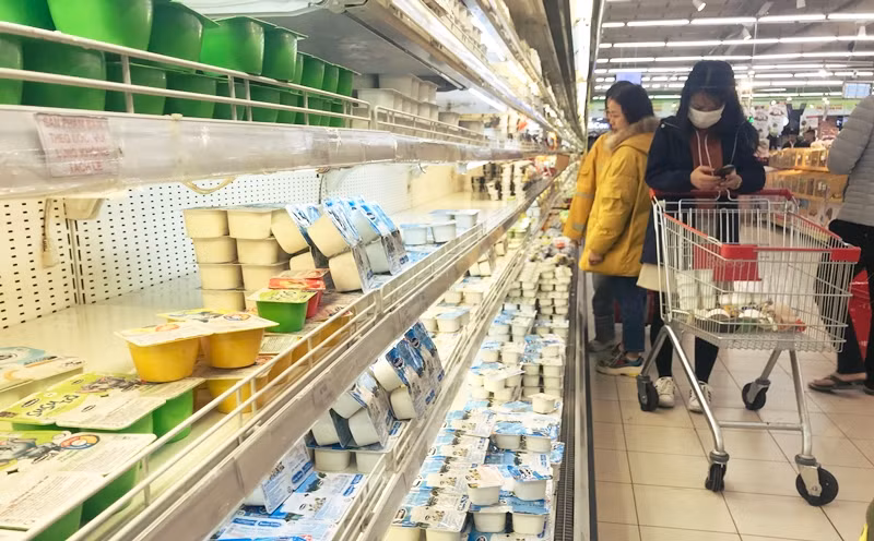 Nhiều khách hàng tới đây cho biết họ chỉ đeo khẩu trang những ngày gần đây khi các cơ quan thông tấn báo chí liên tục đề cập đến dịch cúm virus corona.