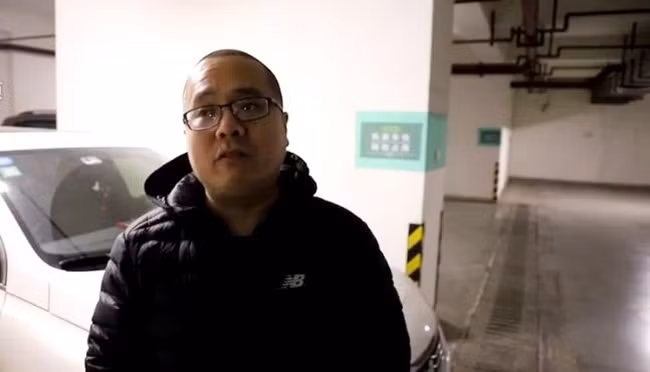 Chưa kể nếu như anh muốn lùi xe cũng không dễ vì phía sau là một bức tường.