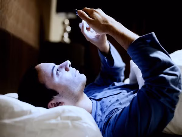 Tổn thương võng mạc: Ánh sáng xanh từ màn hình điện thoại thông minh có bước sóng ngắn nhất và độ dao động lớn nhất. Điều này ảnh hưởng đến thị lực và về lâu dài thậm chí có thể tổn thương võng mạc. Tổn thương này có thể kéo dài và dẫn đến thoái hóa điểm vàng.