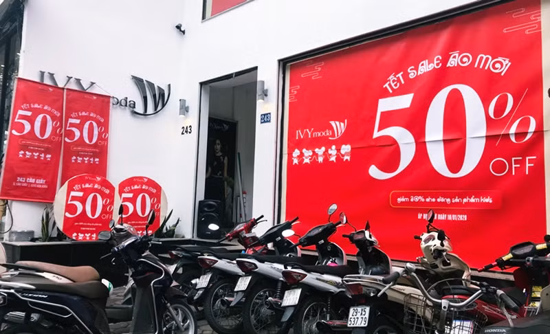 Ghi nhận của PV Kiến Thức trên đường Cầu Giấy (Hà Nội), rất nhiều cửa hàng thời trang trưng bảng hiệu có kích thước lớn thông báo giảm giá từ 50 - 80%.