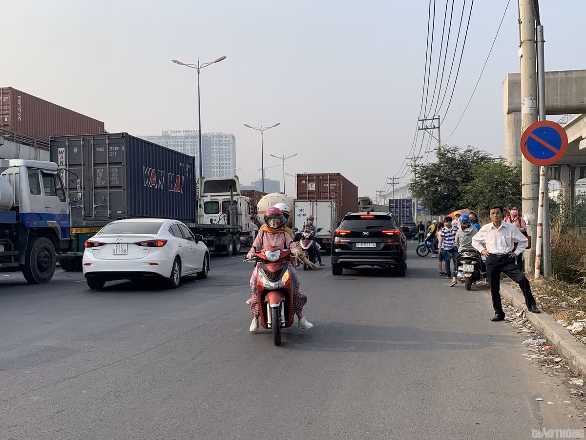 Hang nghin xe container ken chat xe may, cung “chon chan” tren Xa lo Ha Noi-Hinh-5