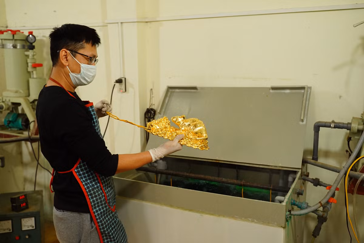 Đến công đoạn mạ vàng: Đây là 1 trong những bí mật về công nghệ tiếp theo của Golden Gift Việt Nam để giúp bề mặt của chuột vàng sáng đều, lớp vàng bám đều, sắc nét. Đặc biệt sau khi mạ thì bề mặt của chuột không bị làm mờ các chi tiết, vân, khối. Đặc biệt công nghệ pha chế vàng, pha chế các dung dịch, hóa chất độc quyền 10 năm kinh nghiệm của Golden Gift Việt Nam, từ các bí quyết thiết kế cực, dòng điện, hệ thống điện, cực trong bể vàng cũng góp phần tạo nên một sản phẩm đảm bảo chất lượng khi đến tay khách hàng.