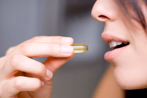 Tránh lạm dụng vitamin tổng hợp. Bổ sung lượng nhỏ vitamin, khoáng chất dưới dạng tổng hợp có lợi cho sức khỏe. Tuy nhiên, sử dụng lượng lớn dễ gây tổn hại đến sự phát triển bình thường của cơ thể. Thay vì lạm dụng những viên vitamin, bạn nên ăn nhiều trái cây và rau xanh sẽ có lợi hơn cho sức khỏe.