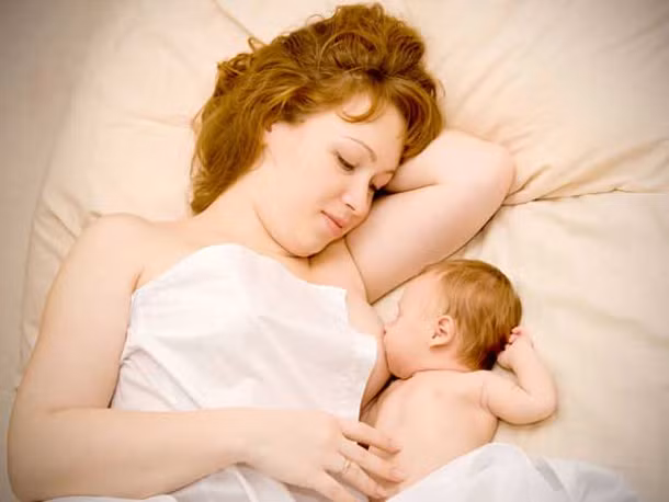 Giao tiếp bằng mắt với mẹ giúp xoa dịu và mang lại cho bé cảm giác an toàn, đặc biệt là trong những tháng đầu đời, khi bé tiếp xúc môi trường sống khác biệt so với trong bụng mẹ.