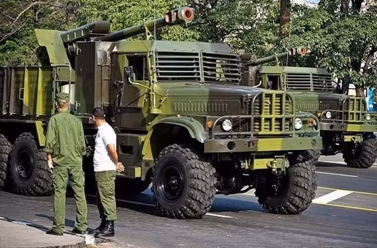 Lựu pháo D-30 122mm được tích hợp lên khung gầm xe tải hạng nặng. Nguồn ảnh: Military-Today