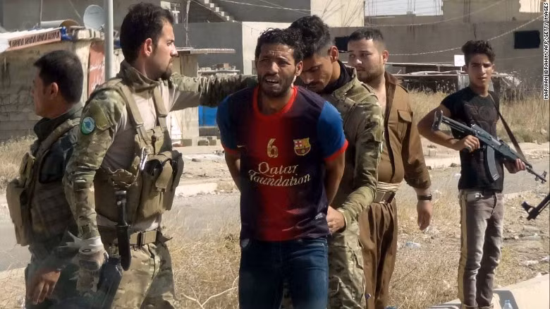 Lực lượng an ninh người Kurd Iraq bắt giữ nghi phạm IS ở vùng ngoại ô Kirkuk hôm 22/10/2016.
