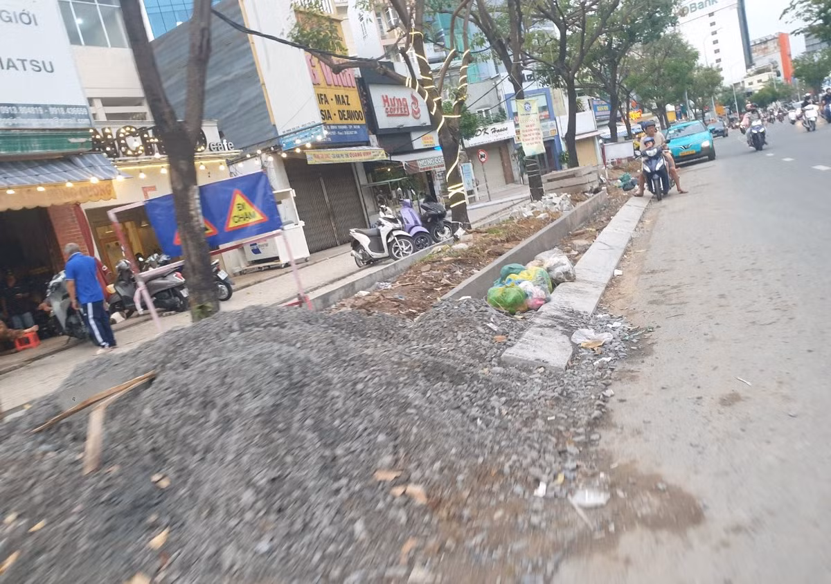 TPHCM: Vạn Thành Đạt đang làm gì tại vỉa hè đường Điện Biên Phủ? - Hình 2 TPHCM: Van Thanh Dat dang lam gi tai via he duong Dien Bien Phu?-Hinh-2