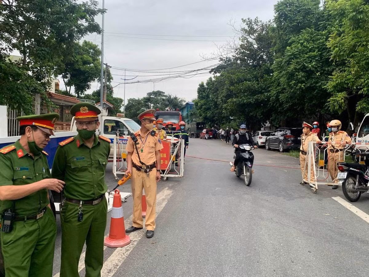 Công an huyện Tam Đảo đã huy động tối đa lực lượng, phương tiện, tăng cường công tác tuyên truyền, triển khai đồng bộ các biện pháp nghiệp vụ nhằm giữ gìn trật tự an toàn giao thông. Quá trình thực hiện nhiệm vụ đã kịp thời phát hiện, bắt giữ và ra quyết định xử phạt một số trường hợp thanh, thiếu niên điều khiển xe mô tô không đội mũ bảo hiểm, lạng lách, đánh võng, bốc đầu… 