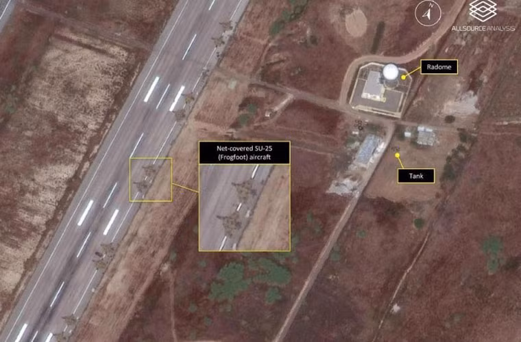 Ảnh một góc đường băng và sân bay đặt nhiều vũ khí Nga ở Syria. Trong bức ảnh này có thể thấy các máy bay Su-25 đậu thành từng cặp, gần đó là đài radar dẫn đường và có xe tăng cảnh giới.
