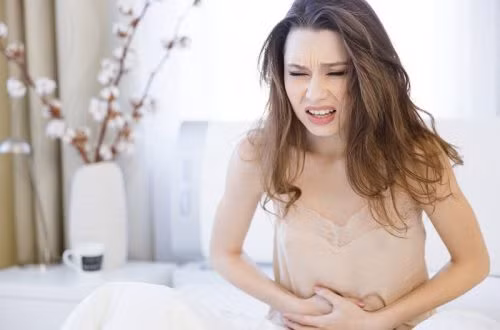 Thế nhưng, khi bạn nhận thấy màu sắc của dịch âm đạo khác thường, màu vàng ngả xanh, thậm chí có màu nâu đỏ, mùi tanh, hôi đặc biệt kèm theo cảm giác ngứa ngáy thì không thể chủ quan được, khả năng bạn đã bị viêm cổ tử cung. Ảnh minh họa.