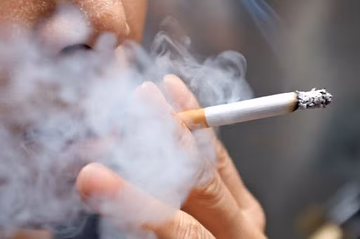 2. Hút thuốc và uống rượu quá mức: Thuốc lá, rượu bia không chỉ gây hại cho gan, phổi và các cơ quan khác mà còn có khả năng làm tổn thương mạch máu.