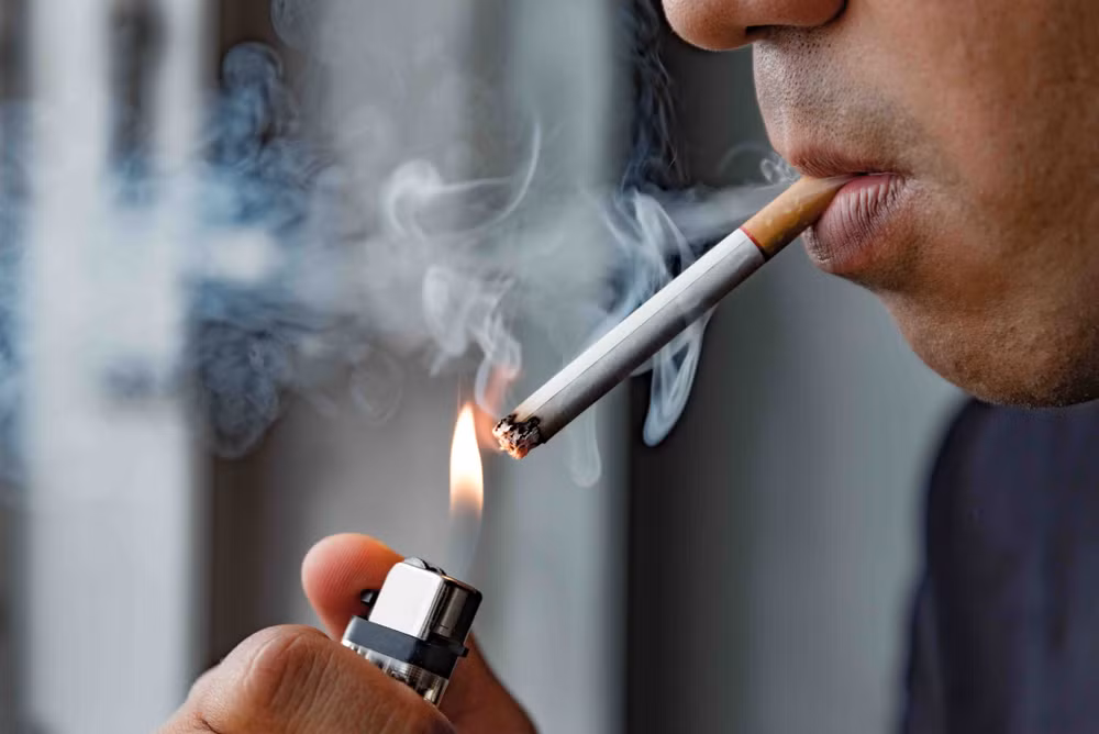 1. Người hút thuốc lâu năm: Trong thuốc lá có nhiều chất gây ung thư, đặc biệt chất benzopyrene có trong thuốc lá là chất gây ung thư mạnh. Chất gây ung thư này sẽ tác động trực tiếp lên niêm mạc miệng.