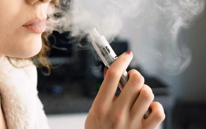 Ngoài ra, hầu hết những người hút thuốc sẽ có một số tăng sản viêm trên niêm mạc miệng. Trong trường hợp nặng, một số tăng sản và làm trắng sẽ xuất hiện trên niêm mạc miệng, hiện tượng này được gọi là bạch sản, là một loại tổn thương tiền ung thư. Nếu không bỏ thuốc lá và điều trị kịp thời, khả năng biến chứng thành ung thư biểu mô tế bào vảy sẽ rất cao.