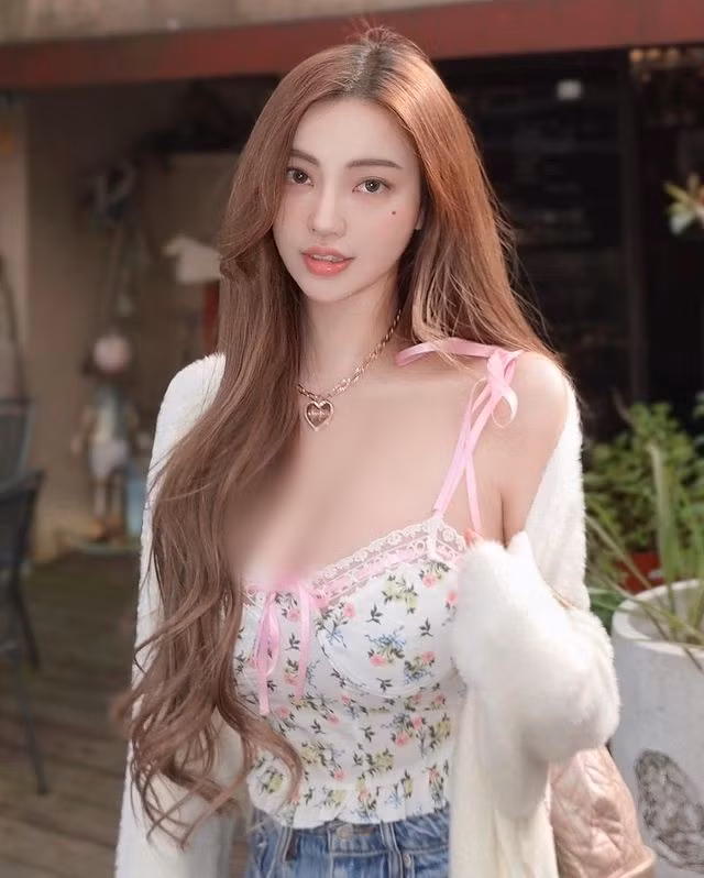 Phong độ nhan sắc và dáng vóc của Hoàng Lâm luôn được duy trì, nhiều cô gái trẻ cực kỳ hâm mộ hot girl này bởi dáng vóc quá đẹp và thần thái cuốn hút.