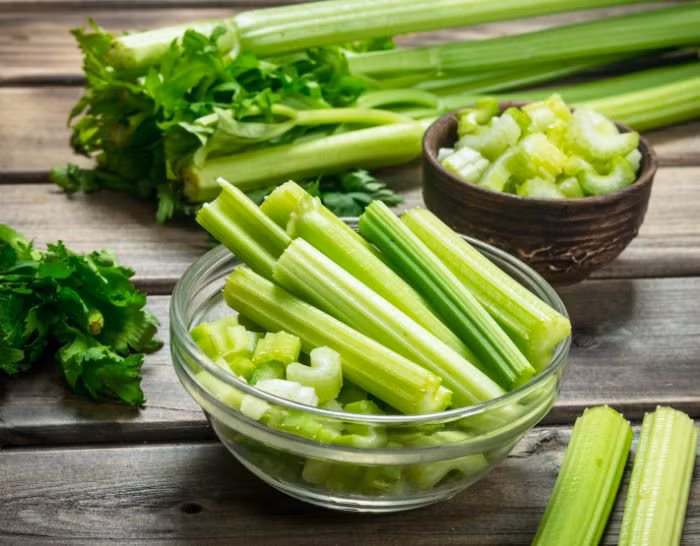 2. Cần tây: Cần tây rất giàu chất xơ và các nguyên tố vi lượng, có giá trị dinh dưỡng cao, có tác dụng tốt đối với tim mạch và mạch máu não, hạ huyết áp.