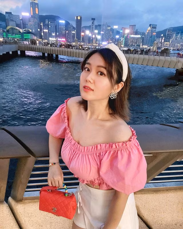 MC Bạch Vân, người Đài Loan, là một trong những nữ MC hoạt động sôi nổi trên mạng xã hội Instagram, thu hút được lượng lớn người hâm mộ. Cô nàng nổi tiếng là nữ MC xinh đẹp, gợi cảm, sở hữu phong cách thời trang quyến rũ.