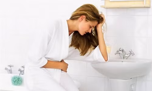 2. Tắc ruột do khối u: Đây là hiện tượng khối u lớn hoặc hẹp ruột do tổn thương. Vị trí càng gần hậu môn thì tình trạng táo bón càng nghiêm trọng.