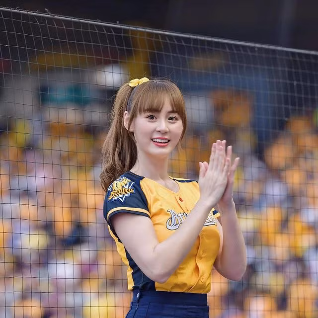 Đa số mọi người đều cho rằng, Hồ Hinh Nghi nên cố gắng xây dựng hình ảnh trẻ trung, gợi cảm nhưng không phản cảm.