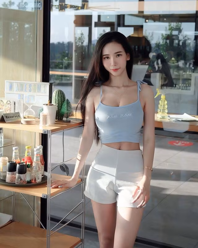 Nhiều người ngưỡng mộ Phái Du bởi làn da trắng hồng mịn màng, bờ vai thanh mảnh, cơ bụng số 11 và đặc biệt là vòng một khủng, vòng ba đầy đặn, săn chắc.