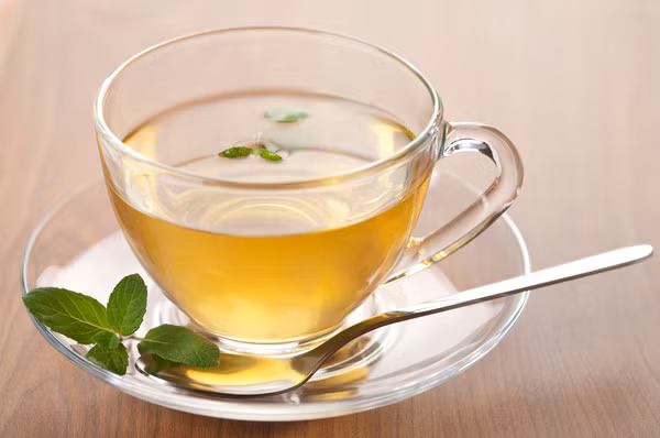 Trời ngày càng lạnh hơn, nhiệt độ rõ ràng đang có chiều hướng hạ xuống, uống một tách trà ấm vừa có thể làm ấm cơ thể lại có tác dụng giảm cân. Nhưng bạn có biết rằng khi uống trà phải chọn thời điểm không? Thêm nữa, chọn đúng loại trà cũng có thể giảm bớt "gánh nặng" cho cơ thể. (Ảnh minh họa)