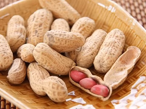 Lạc có hàm lượng canxi cao, mẹ ăn nhiều đậu phộng có thể truyền canxi cho trẻ qua sữa, giúp trẻ phát triển xương. Lạc cũng rất giàu vitamin E và kẽm, có thể giúp phụ nữ tăng cường trí nhớ, đồng thời dưỡng da và chống lão hóa cho mẹ sau sinh rất hiệu quả. (Ảnh: Sohu)