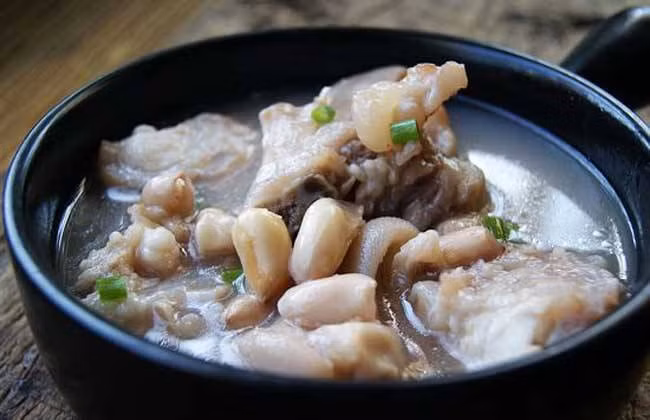 2. Canh móng lợn và canh cá diếc: Cả hai món canh này đều có tác dụng giúp sản phụ về sữa tốt hơn đồng thời cũng giúp tăng tốc độ phục hồi cơ thể. Móng lợn hầm được xem món ăn tốt cho sắc đẹp, rất giàu collagen, có thể giúp bà bầu bổ sung lượng collagen bị mất đi trong quá trình mang thai và sinh nở. (Ảnh: kknews)