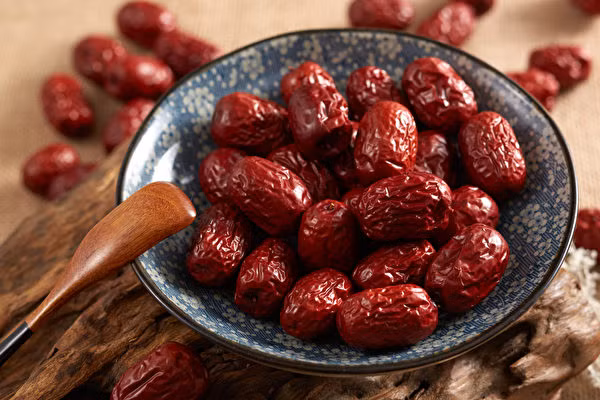 Sau khi sinh nở, phụ nữ cũng nên ăn táo đỏ. Trong trái táo đỏ có nhiều vitamin C, giàu glucozơ và protein, là những dưỡng chất quan trọng giúp phụ nữ sau sinh nhanh chóng phục hồi sức khỏe và phòng chống bệnh tật cho trẻ sơ sinh. (Ảnh: Sina)