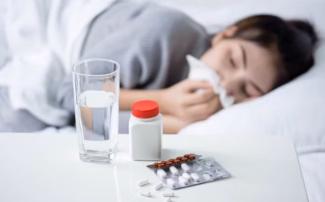 Nếu nằm ngay sau khi uống thuốc, điều này khiến thời gian thuốc đi qua thực quản sẽ bị kéo dài, thậm chí có thể gây viêm loét dạ dày tá tràng do niêm mạc bị kích thích, làm chậm quá trình hấp thu thuốc và giảm tác dụng của thuốc. Đối với một số loại thuốc gây kích ứng niêm mạc đường tiêu hóa như alendronat, tốt nhất sau khi uống thuốc nên ngồi hoặc đứng ít nhất 30 phút, không nên nằm.