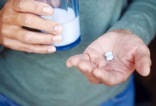 Thuốc kháng sinh: quinolon, tetracycline, oxytetracycline, erythromycin, metronidazole và các kháng sinh khác kết hợp với nhau tạo thành các chelate không hòa tan, ảnh hưởng đến sự hấp thu và giảm hiệu quả của thuốc.