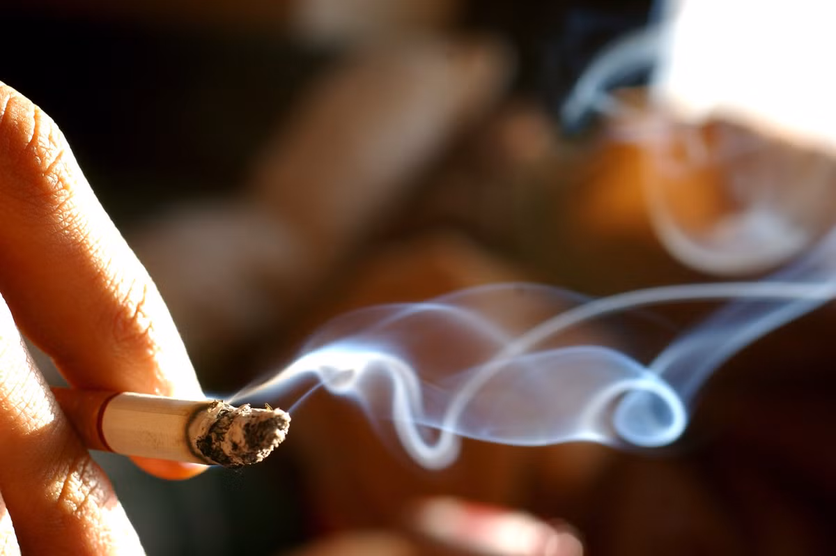 Bên cạnh đó, nicotin, hắc ín và các chất hóa học trong thuốc lá cũng có thể gây viêm dạ dày hoặc loét dạ dày. Tất cả những điều trên sẽ khiến chức năng dạ dày bị suy giảm từng chút một, đồng thời gián tiếp thúc đẩy sự xuất hiện của bệnh ung thư dạ dày.